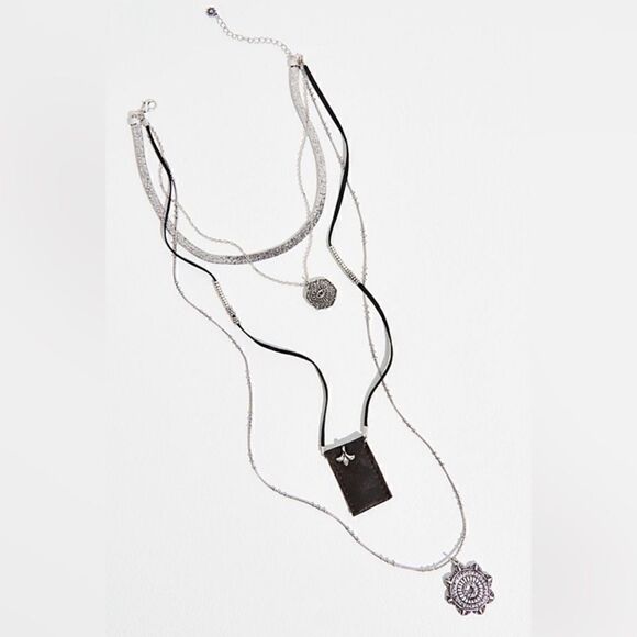 Free People wagon wheel layered necklace - Picture 2 of 4